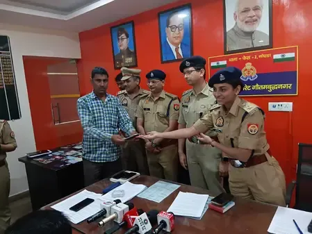 नोएडा : पुलिस ने लोगों को लौटाए उनके खोए हुए 100 मोबाइल फोन