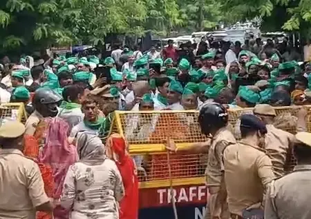 नोएडा प्राधिकरण का किसानों ने किया घेराव, भ्रष्ट अधिकारियों पर कार्रवाई की मांग