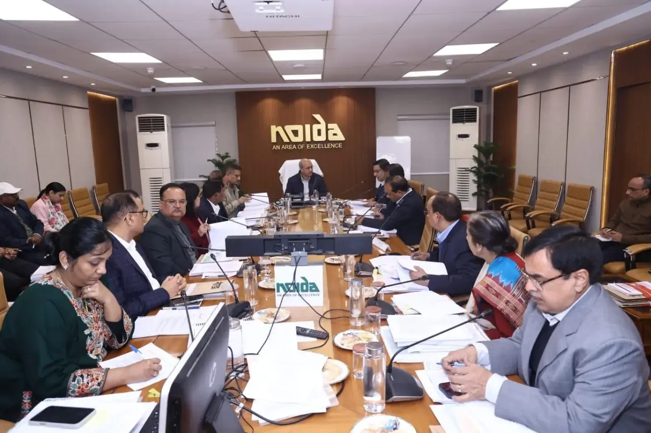 क्या नोएडा प्राधिकरण की 221वीं बोर्ड बैठक में आवास और पर्यावरण के लिए महत्वपूर्ण निर्णय लिए गए?