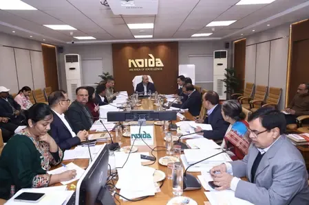 क्या नोएडा प्राधिकरण की 221वीं बोर्ड बैठक में आवास और पर्यावरण के लिए महत्वपूर्ण निर्णय लिए गए?