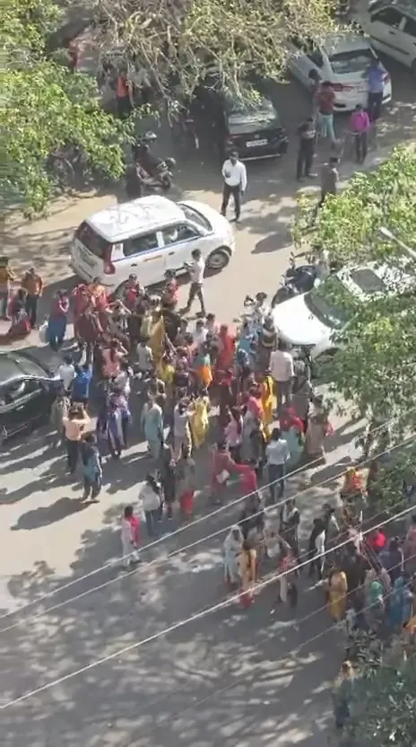 नोएडा में फैक्ट्रियों के कर्मचारियों का हिंसक प्रदर्शन, 300 से अधिक लोग गिरफ्तार