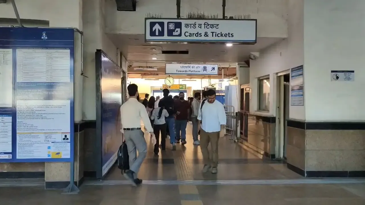 नोएडा के सेक्टर-16 मेट्रो स्टेशन पर युवती ने मेट्रो ट्रैक पर कूदकर गंभीर चोटें ली