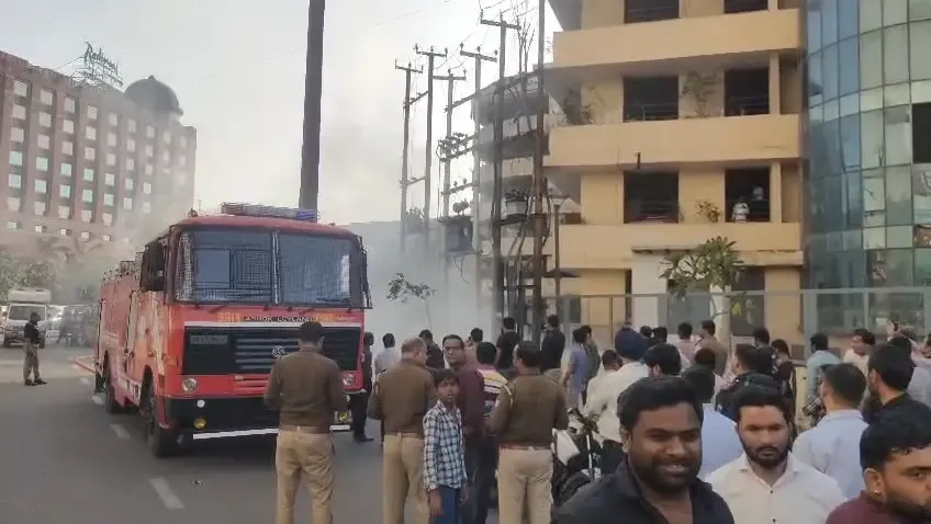 नोएडा सेक्टर-18 में ट्रांसफार्मर विस्फोट, दो युवक गंभीर रूप से झुलसे