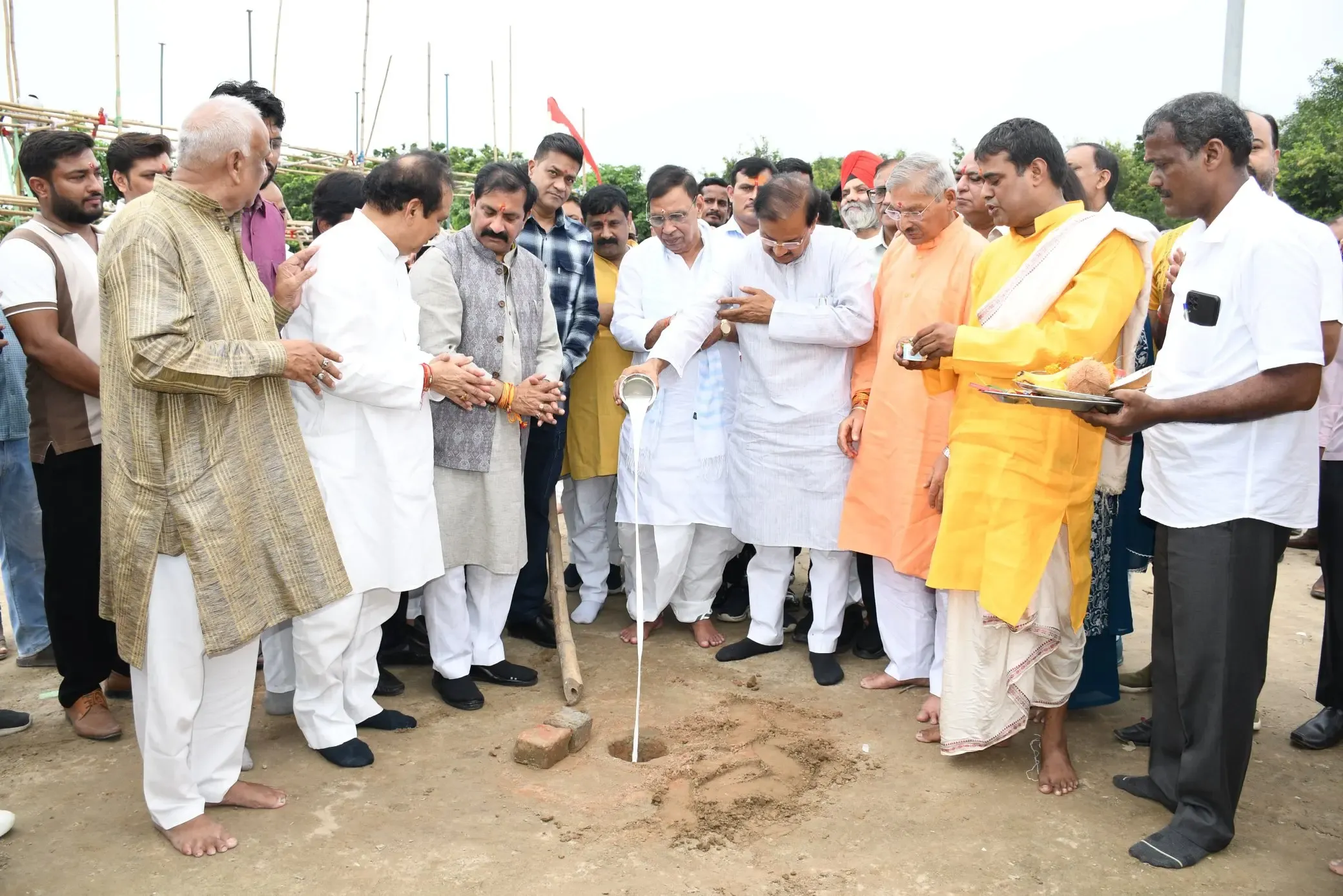 क्या नोएडा में श्री सनातन धर्म रामलीला समिति ने रामलीला के आयोजन के लिए भूमि पूजन संपन्न किया?