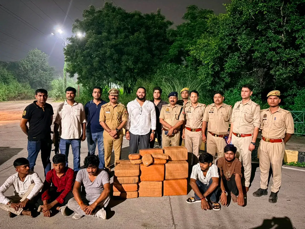 नोएडा एसटीएफ ने रौनक गैंग के 5 सदस्य दबोचे, गाजियाबाद से 150 किलो गांजा बरामद