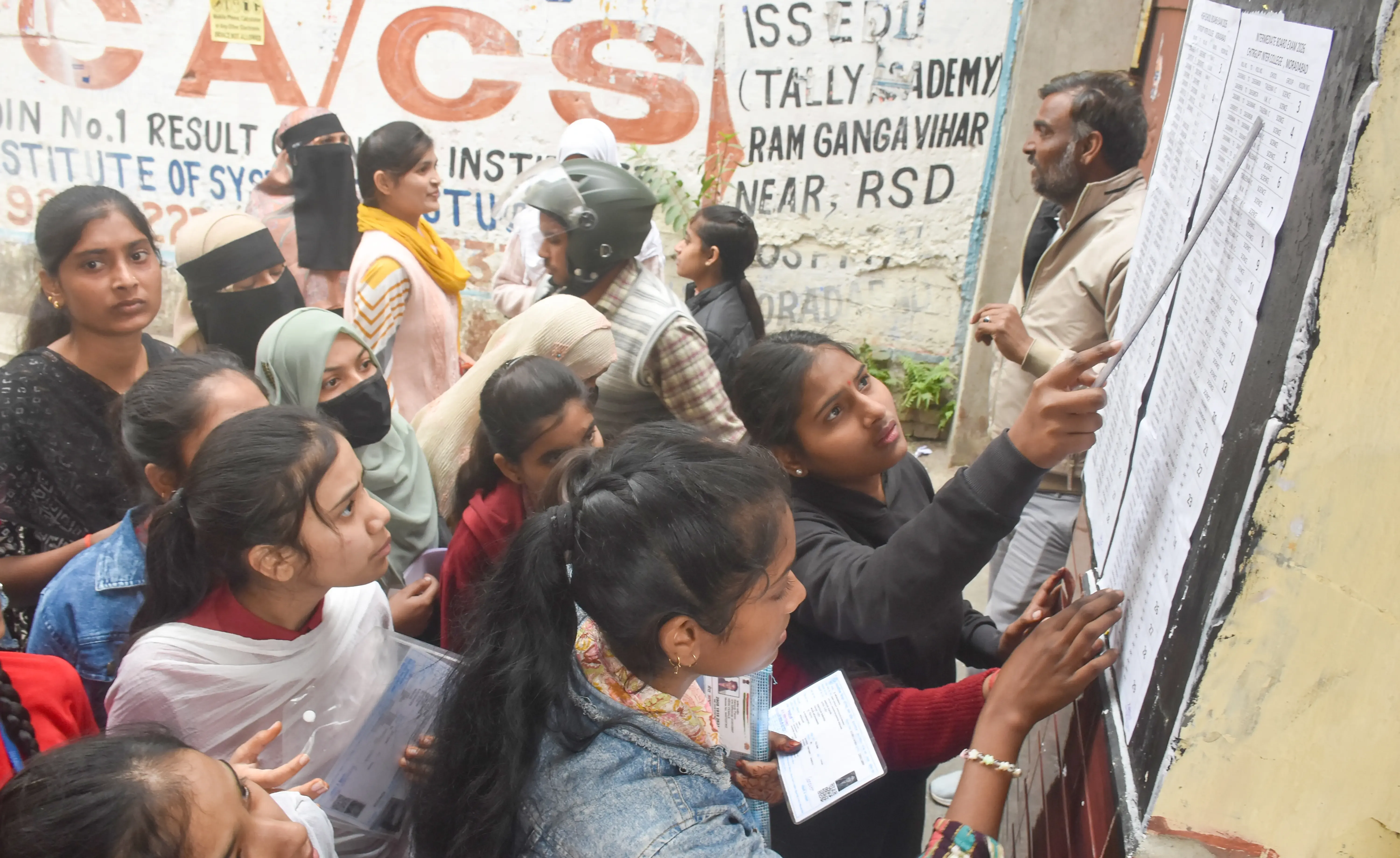 यूपी बोर्ड इंटर 2026: नोएडा में हिमांशी शर्मा ने 91.20%25 से मारी बाजी, देखें टॉप-10 सूची