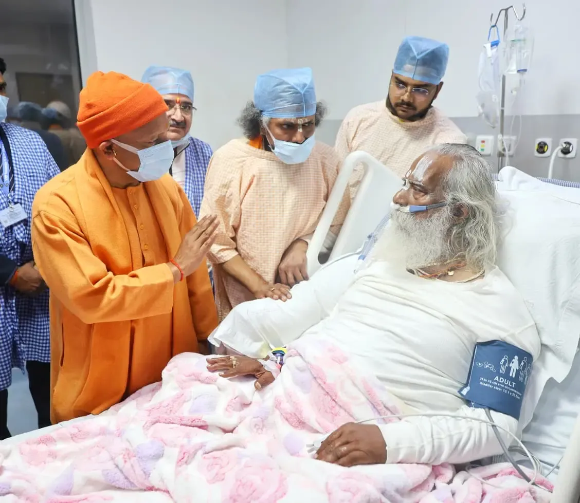 क्या सीएम योगी ने नृत्य गोपाल दास महाराज से अस्पताल में मुलाकात की?