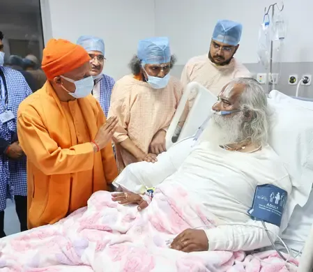 नृत्य गोपाल दास महाराज से मिलने अस्पताल पहुंचे सीएम योगी, की जल्द ठीक होने की प्रार्थना 