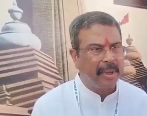 धर्मेंद्र प्रधान ने न्यायपालिका पर विवादित अध्याय के लेखकों के खिलाफ कार्रवाई की चेतावनी दी