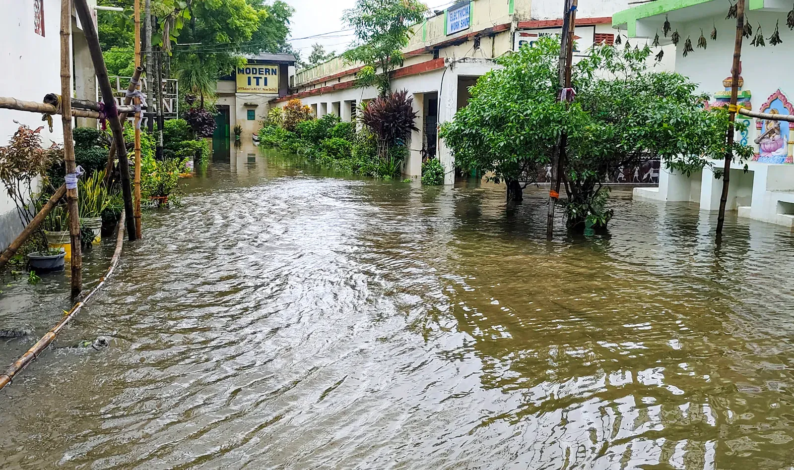 Odisha floods: Works Minister orders war-footing repair of roads, buildings