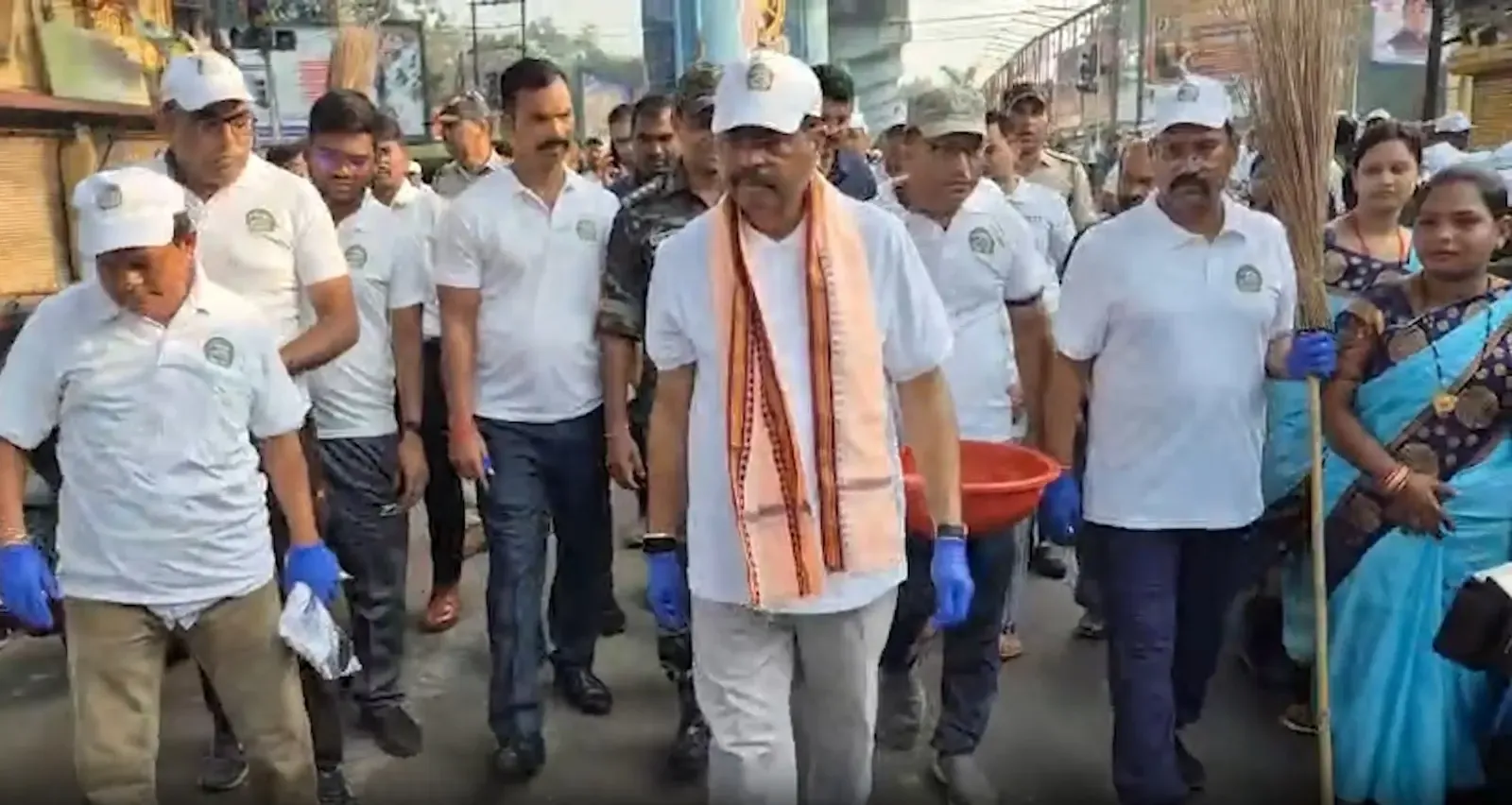 धर्मेंद्र प्रधान ने संबलपुर में चलाया स्वच्छता अभियान, 1 लाख वॉलंटियर 500 जगहों पर उतरे