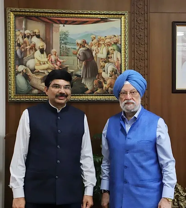Hardeep Puri briefs India's new Qatar envoy on LNG, energy security