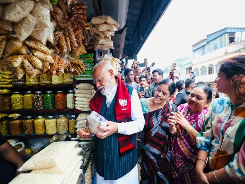 PM Modi's Delightful Jhalmuri Break on Bengal Campaign Trail