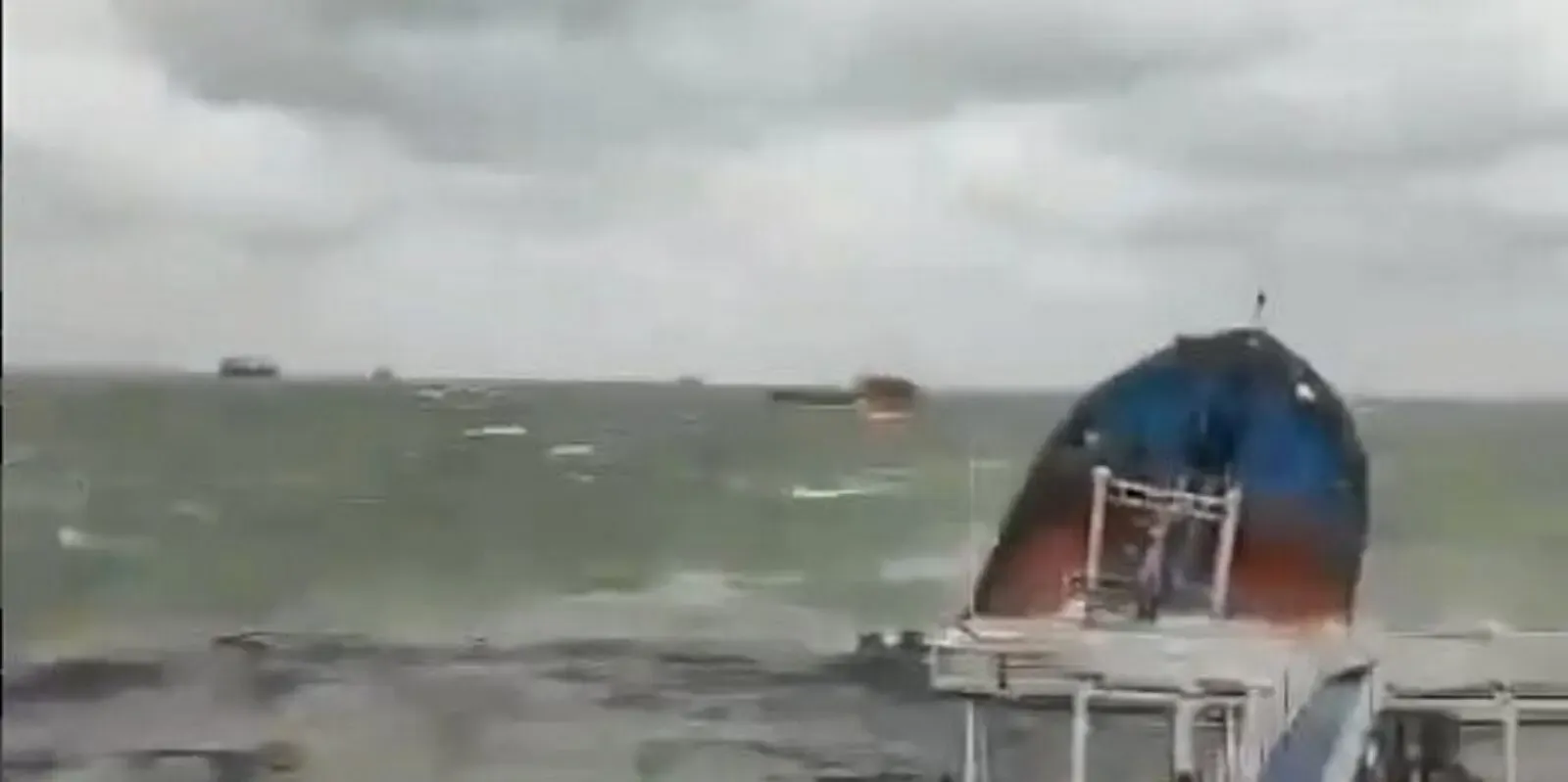 One Fatality Reported Following Damage to Two Russian Oil Tankers Amid Severe Weather Conditions