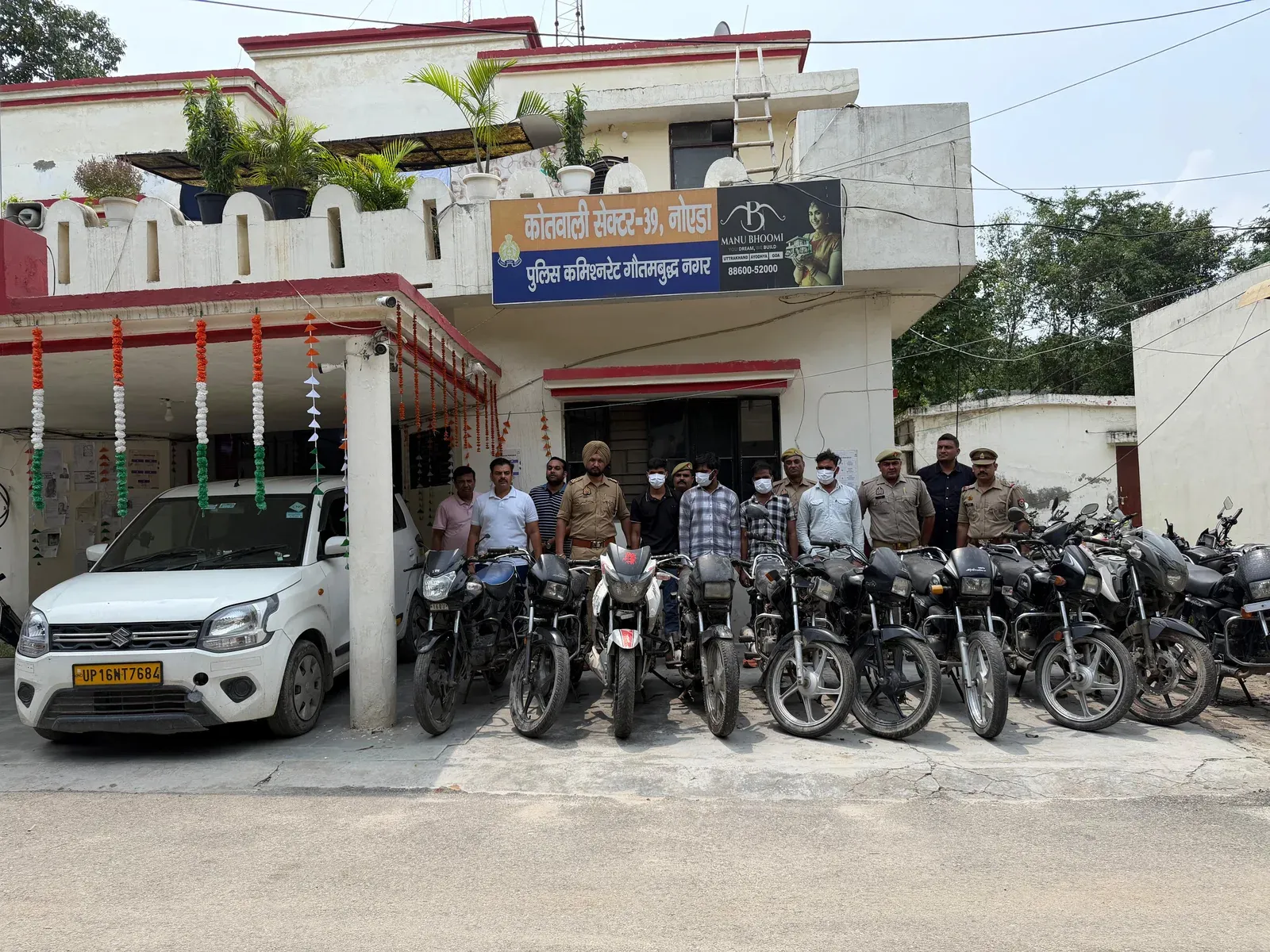 नोएडा पुलिस ने 4 अंतरराज्यीय वाहन चोर दबोचे, 12 बाइक और वैगनार कार बरामद