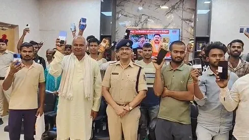 शेखपुरा में ऑपरेशन मुस्कान: पुलिस ने 25 गुम मोबाइल बरामद कर मालिकों को लौटाए, कीमत ₹4.57 लाख