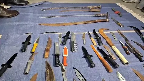 ऑपरेशन 'रैम्बो': सूरत के 11 थाना क्षेत्रों से 72 आरोपी गिरफ्तार, छरियाँ-तलवारें बरामद