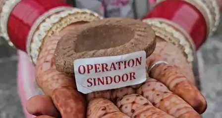जम्मू-कश्मीर: ऑपरेशन सिंदूर की प्रेरणा से महिलाओं ने बनाए विशेष दीपावली दीपक