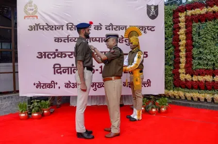ऑपरेशन सिंदूर में बहादुरी दिखाने वाले सीआईएसएफ जवानों का सम्मान