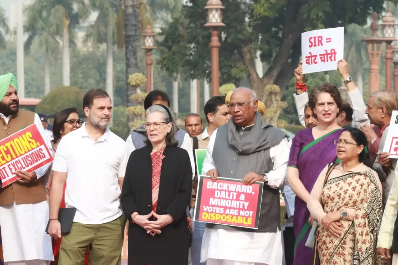 Why is the Opposition Protesting in Parliament? Rahul and Priyanka Take the Lead on SIR Issues