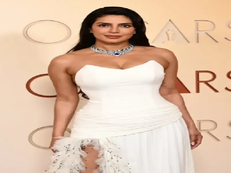 प्रियंका चोपड़ा का ऑस्कर में जलवा: व्हाइट गाउन में बेस्ट इंटरनेशनल फीचर फिल्म अवॉर्ड प्रस्तुत किया