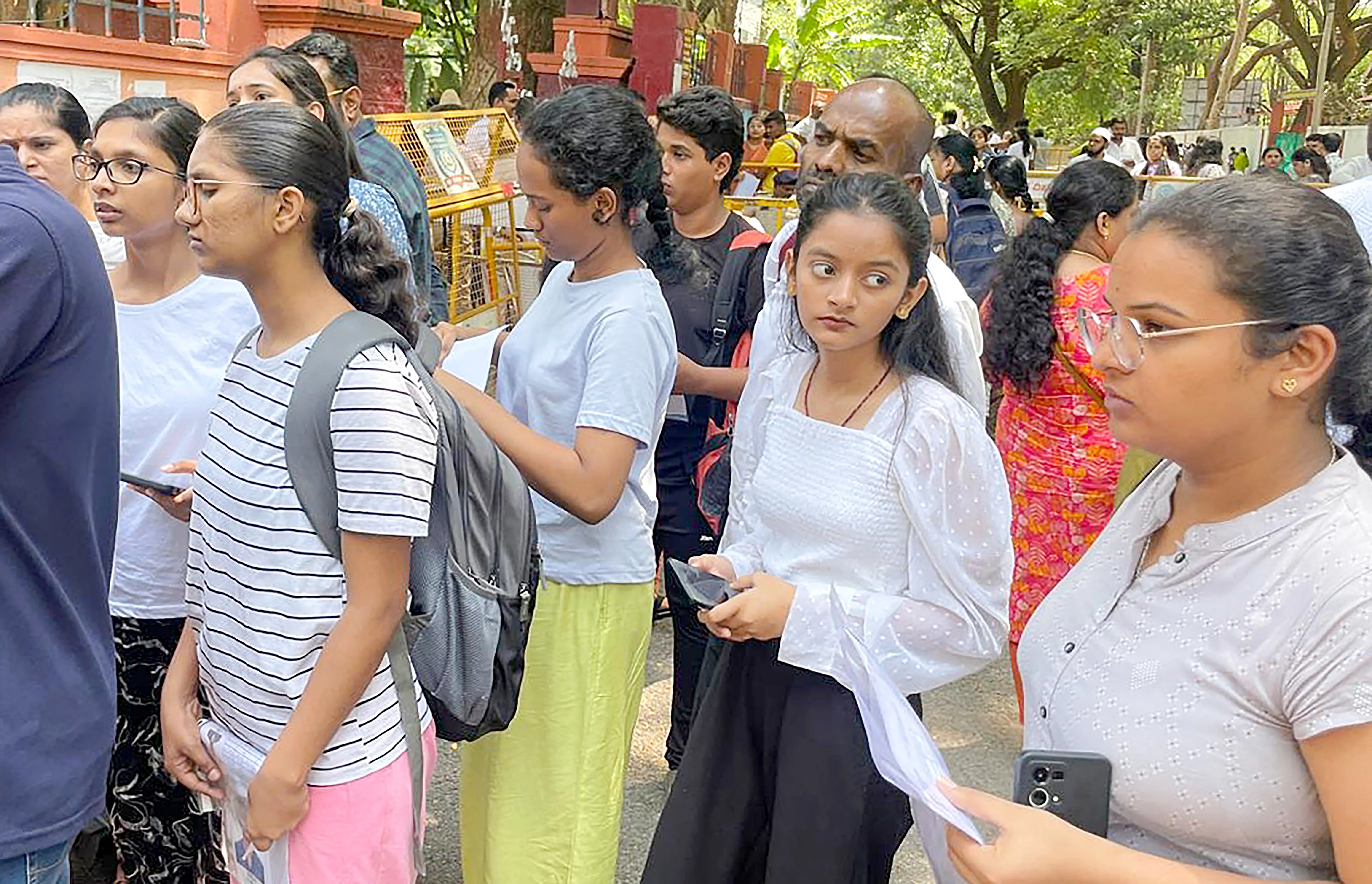 Why has the Gujarat government announced extra admission cycles?