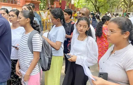 Why has the Gujarat government announced extra admission cycles?