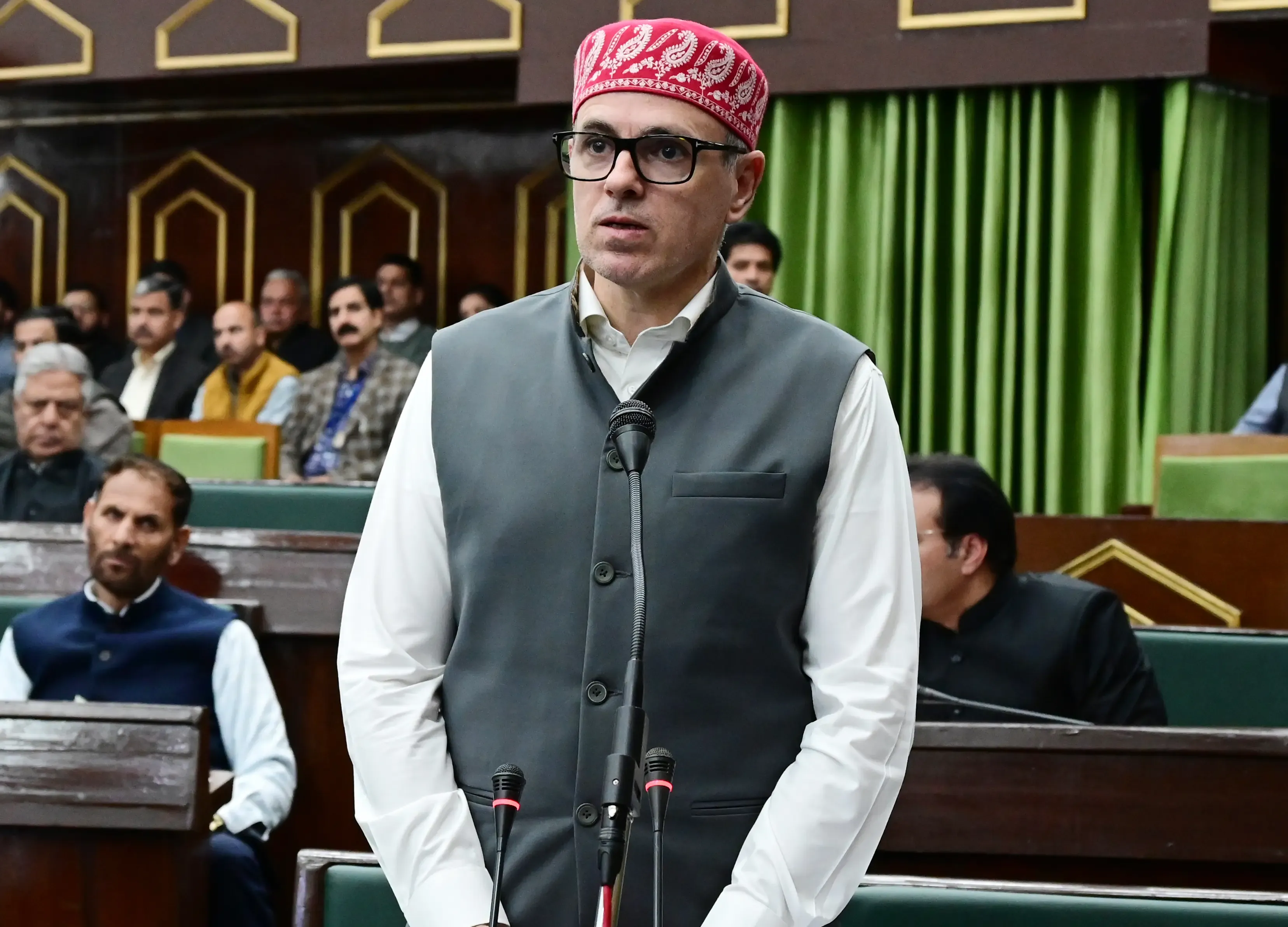 Are there over one lakh daily wage earners and casual workers employed in the various government departments in J&K?