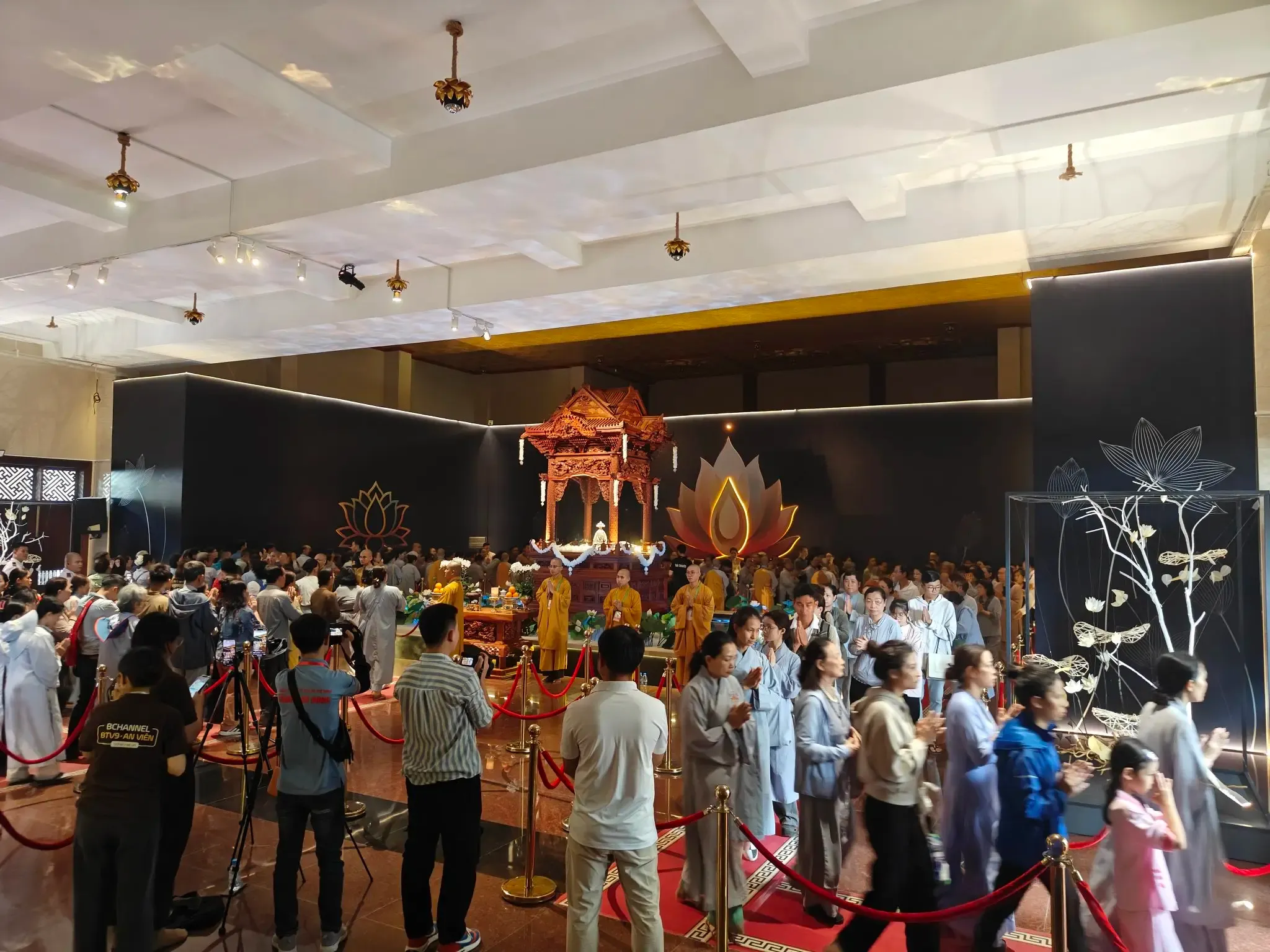 Did Over Two Lakh People Attend the Holy Buddha Relic Exposition in Vietnam?