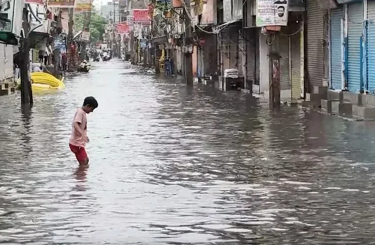 Delhi-NCR monsoon flooding: Red alert issued, traffic paralysed on July 9