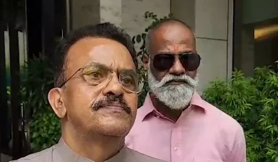 हिजाब फैसले पर ओवैसी की आलोचना के बाद संजय निरुपम का पलटवार: 'मुसलमानों की भावनाएं भड़काकर राजनीति करते हैं'