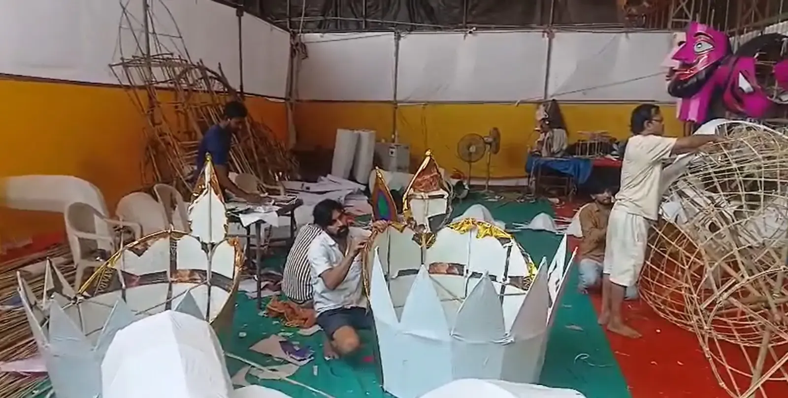 पाँच दशकों से रावण के पुतले बना रहे मुस्लिम कारीगर हाफिजुद्दीन, मुंबई में दशहरे की तैयारी जोरों पर