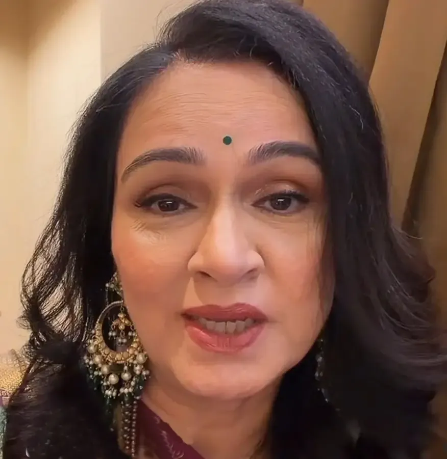 Padmini Kolhapure hums 'Poocho Na Yaar Kya Hua' to honour Rishi Kapoor on death anniversary