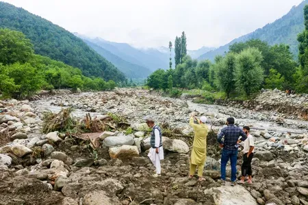 पहलगाम में बादल फटने के बाद अनंतनाग एसएसपी ने प्रभावित इलाके का किया दौरा 