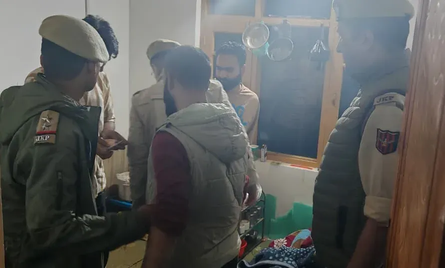 पहलगाम होटलों में अनंतनाग पुलिस की नार्को छापेमारी, नशा तस्करी नेटवर्क पर शिकंजा