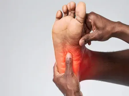 पैर होते हैं शरीर का 'आईना', बीमारी से पहले देते हैं ये संकेत