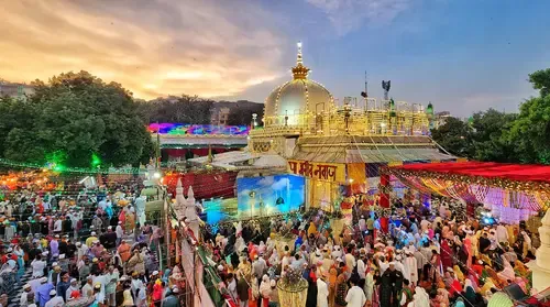 Pakistani Pilgrims Arrive in Ajmer to Offer 'Chadar' on Behalf of Their Government