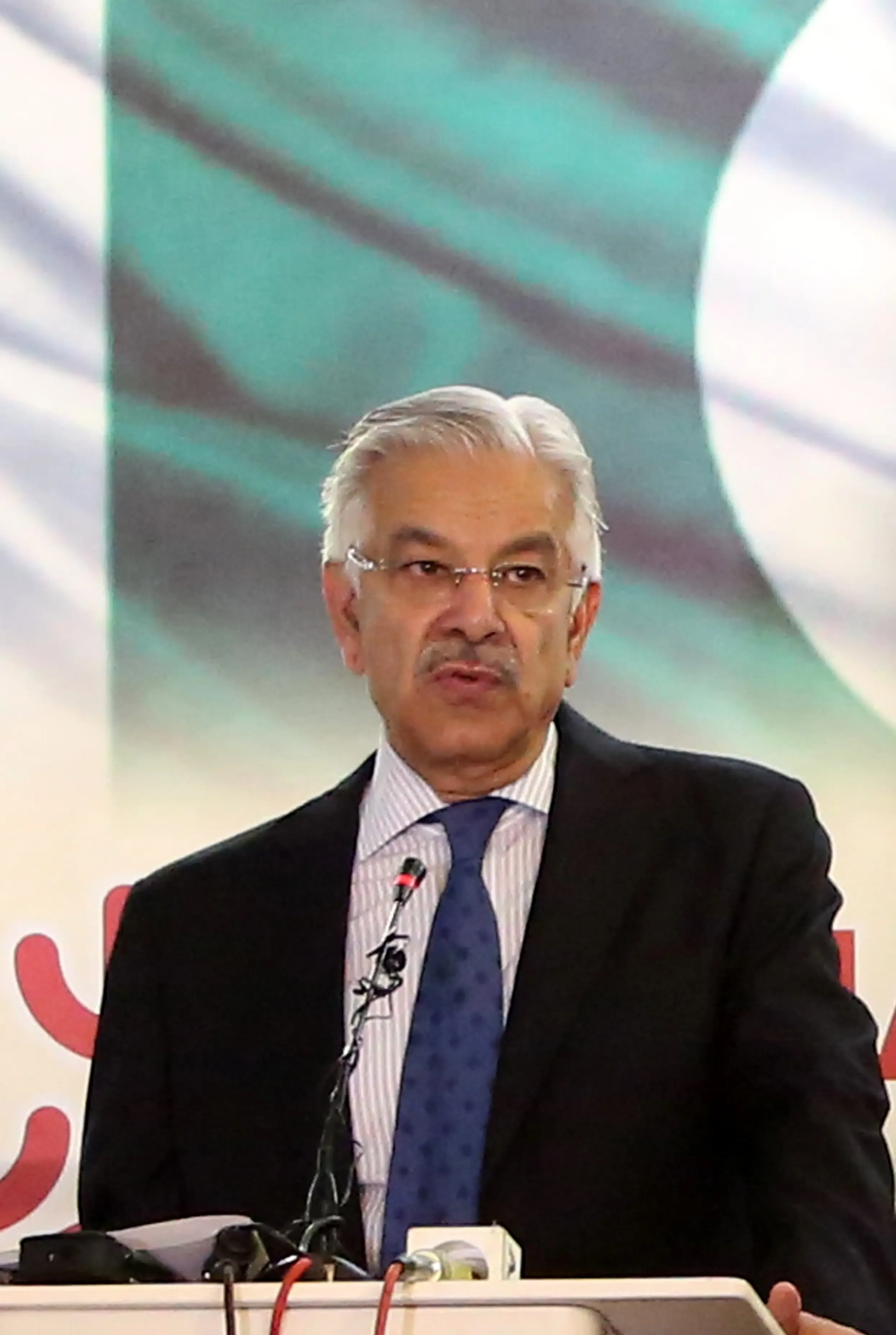 क्या पाकिस्तान में ख्वाजा आसिफ ने सेना के हाथ में सत्ता का रिमोट कंट्रोल स्वीकार किया?