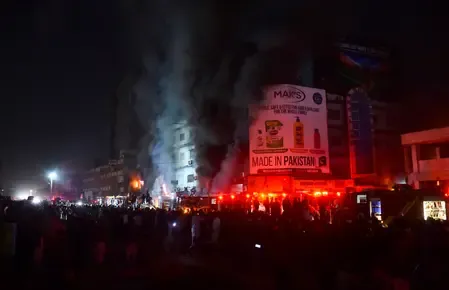 पाकिस्तान की आर्थिक राजधानी का 'गुल प्लाजा' जलकर खाक, व्यापारियों ने सरकारी अनदेखी को ठहराया जिम्मेदार