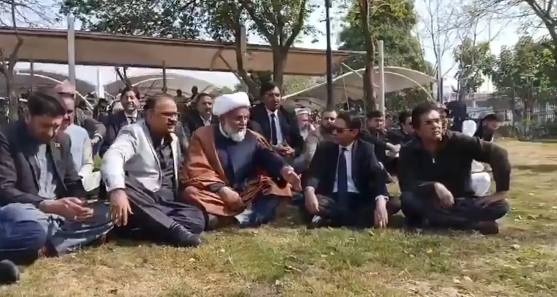 Opposition Protests Outside Pakistan's Supreme Court Demanding Immediate Hearings for Imran Khan