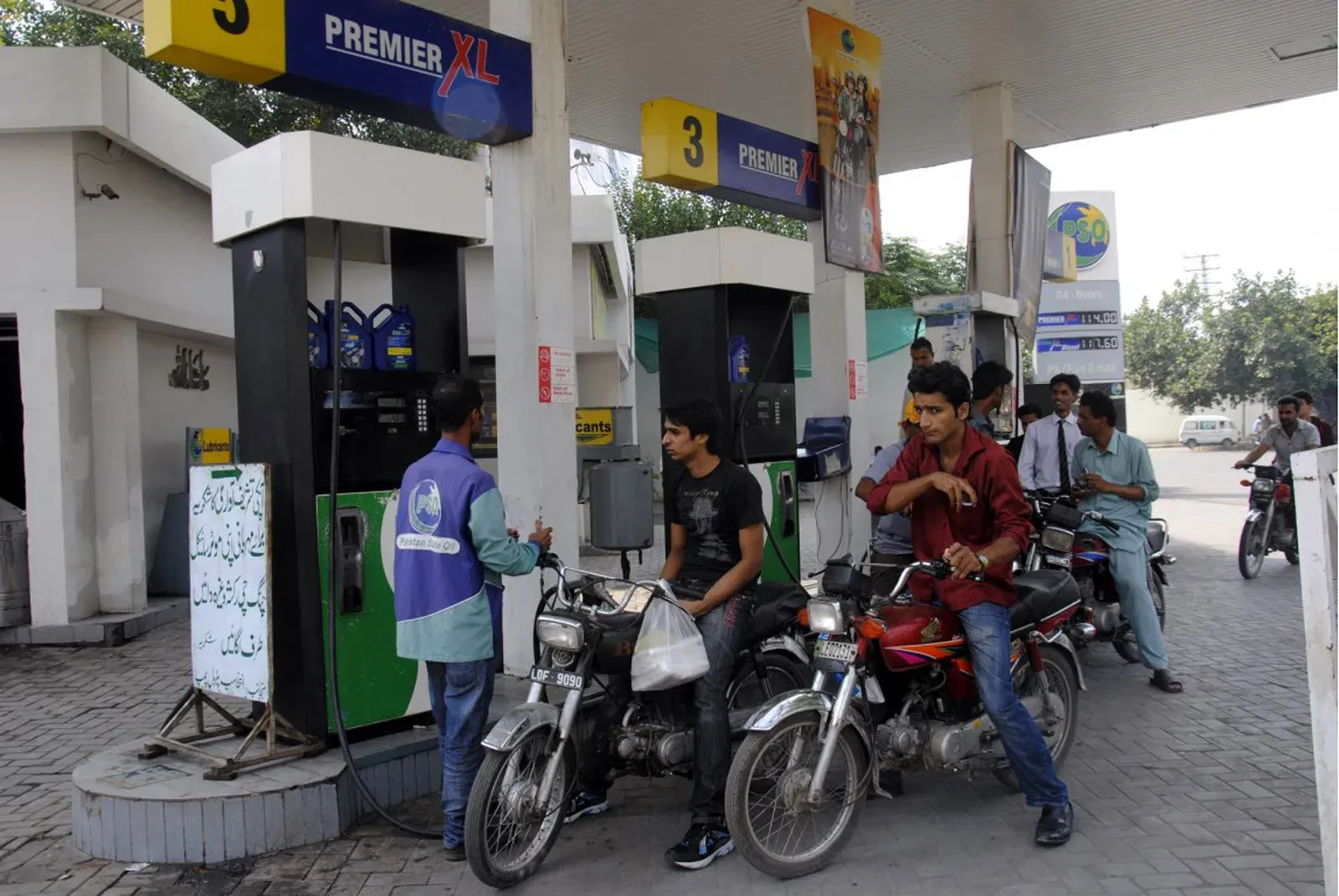 Pakistan petrol pump shutdown from Aug 15: Dealers demand 8% margin