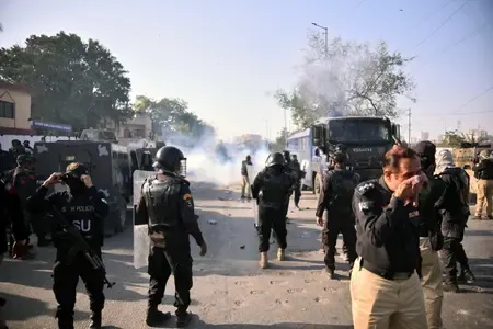 Karachi's Major Thoroughfares Remain Closed for Third Day Due to Security Concerns