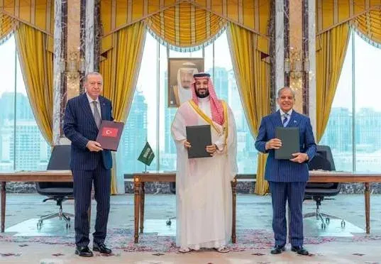 Pakistan signs Mecca defence pact, but three of its sailors die in Houthi attack