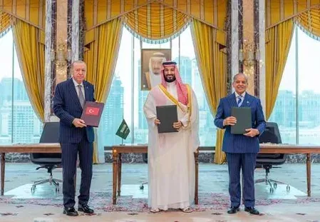 Pakistan signs Mecca defence pact, but three of its sailors die in Houthi attack