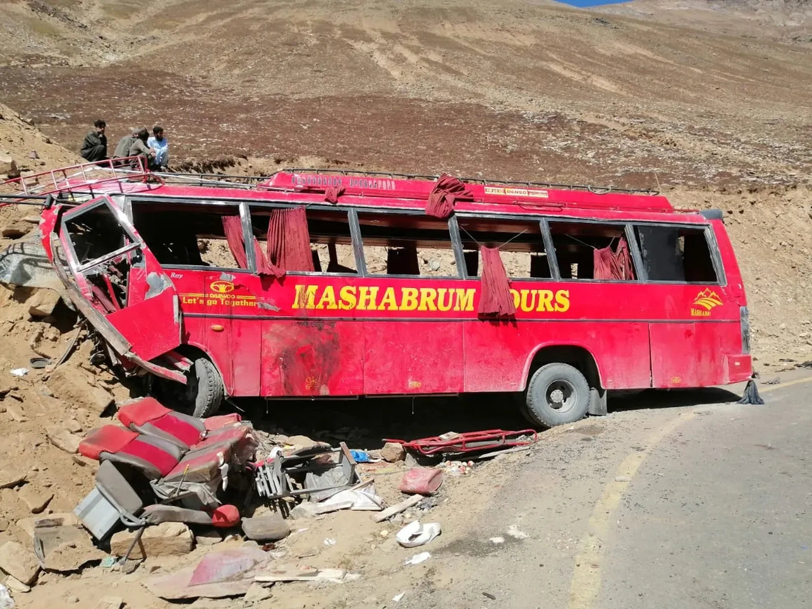 Balochistan bus crash kills 2, injures 42 after wedding party vehicle overturns
