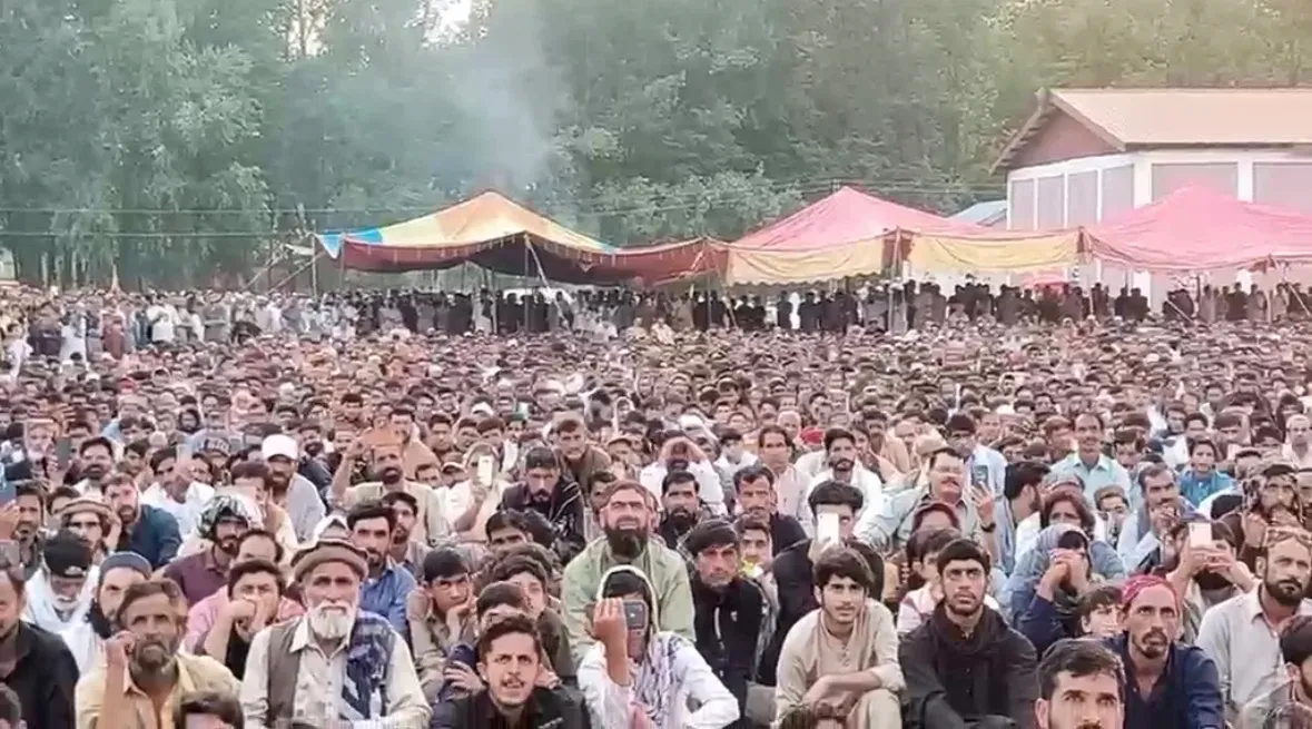 पीओजेके में पाकिस्तानी सेना पर बड़ा आरोप: 'हमें हथियार देकर आज आतंकी कह रहे हैं' — 80 हजार की सभा में विद्रोह