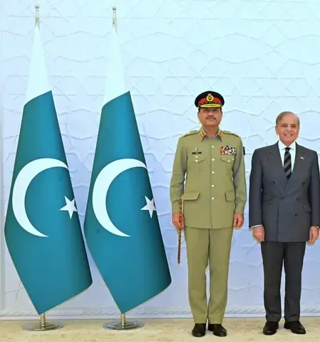 Why is Pakistan's decision to join ISF drawing skepticism from Hamas and criticism from Islamist parties?