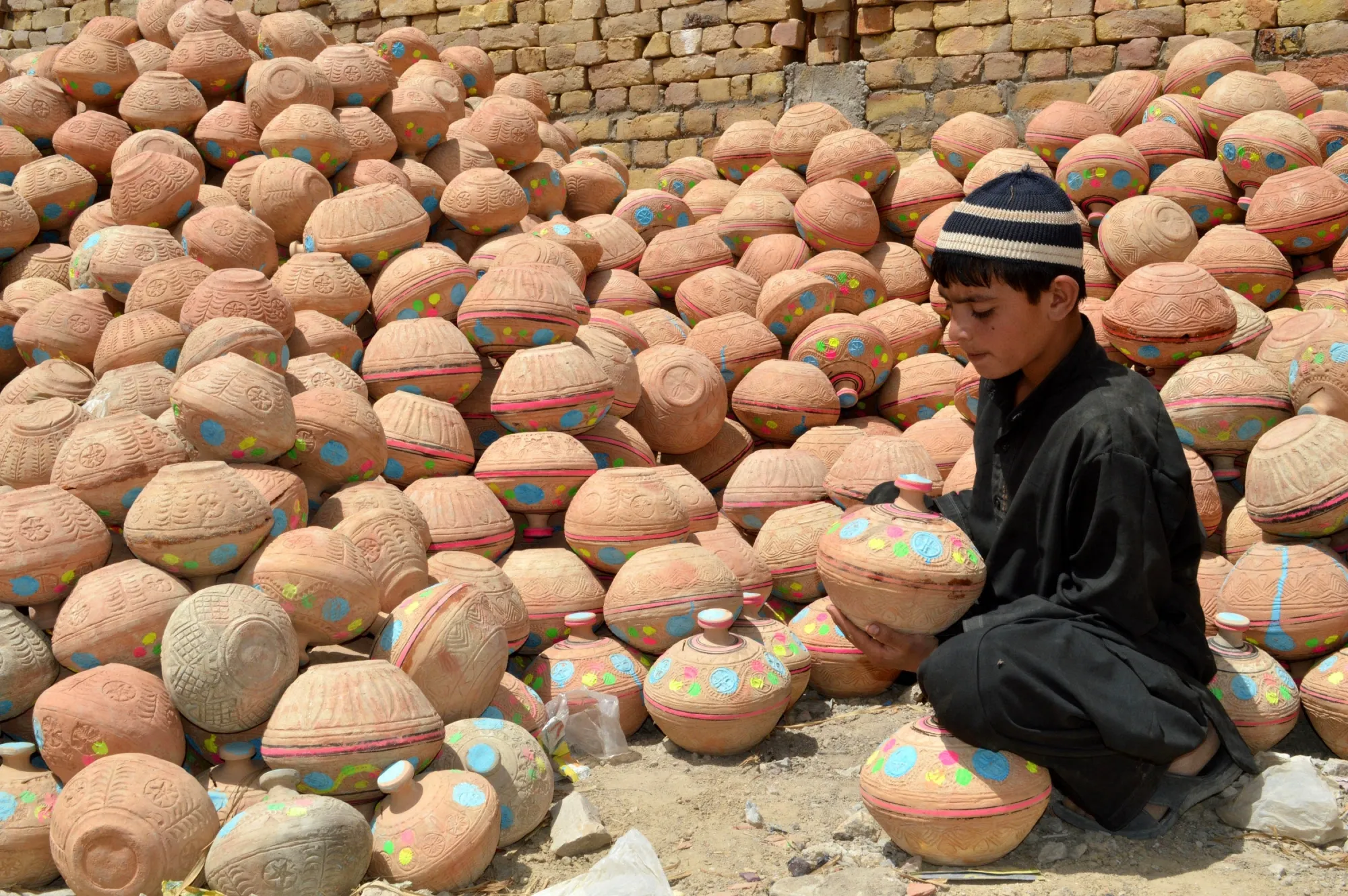 Pakistan's Fragile Production Capacity Poses Risks to Economic Recovery: Experts