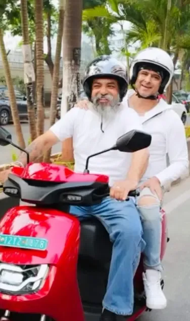 Palash Sen rides scooter to Mumbai concert, recalls medical college days