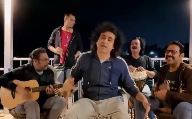 Palash Sen sings 'Bedu Pako Baro Masa' on Ganga banks in Rishikesh